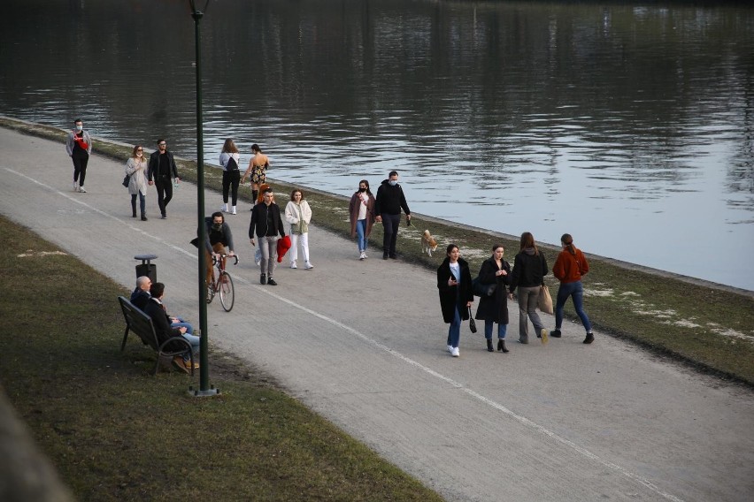 Korzystając z wiosennej aury wielu krakowian wybrało się w...