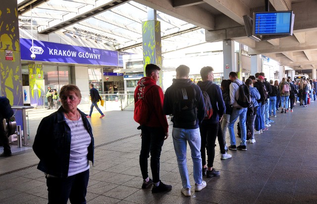 Wielka kolejka do punktu sprzedaży biletów MPK w Krakowie