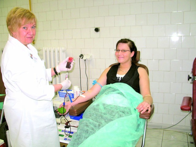 Joanna Cieszyńska oddała wczoraj krew  pierwszy raz. Bogusława Danielewska sprawiła, że obyło się bez bólu.