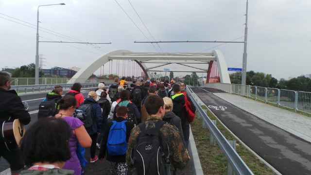 Prawie 38 kilometrów przeszli wierni z Lublina do Wąwolnicy. Podróż trwała cały dzień. Po drodze, pątnicy byli częstowani gorącą herbatą i kanapkami przez mieszkańców