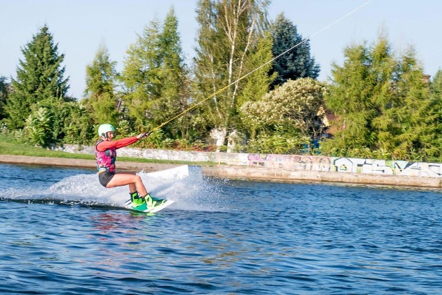 Wyciąg działa już w Wasilkowie. Można uprawiać wakeboarding, czyli sport wodny polegający na płynięciu po powierzchni wody na desce, trzymając się liny ciągnionej za pomocą wyciągu.