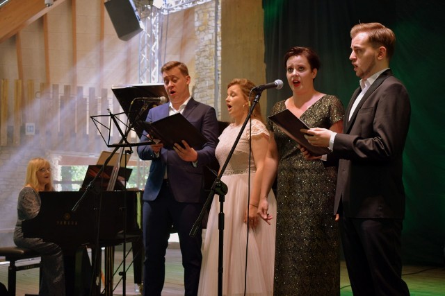 Do swego programu  Jolanta Pszczółkowska- Pawlak ( z lewej) zaprosiła studentów Uniwersytetu Muzycznego z Warszawy.