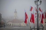 Białystok we mgle. Całe miasto przykryła gęsta mgła. Zobacz klimatyczne zdjęcia naszego fotoreportera Wojciecha Wojtkielewicza