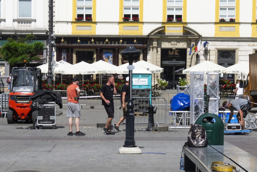 Kraków. Miały chłodzić, ale nie działają. Kurtyny wodne na Rynku Głównym wyłączone z powodu montażu sceny