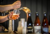 Polacy piją mniej piwa. Jednak na rynku pojawił się nowy trend. Co ze wzrostem kaucji za butelki? (WIDEO)