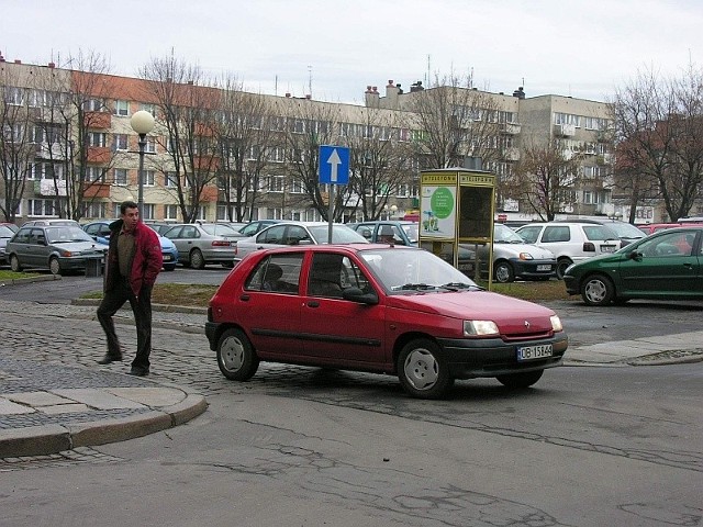 W ciągu 10 minut doliczyliśmy się siedmiu aut, które wyjeżdżały z parkingu ulicą Polską pod prąd. Kierowcy robili to niemal na oczach strażników miejskich, zajętych wystawianiem mandatów za parkowanie na ul. Dzierżonia, gdzie obowiązuje zakaz zatrzymywania się.