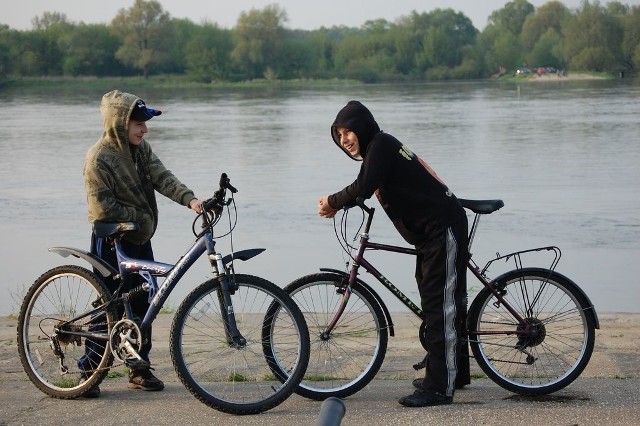 W Solcu Kujawskim do Wisły można dojechać tylko rowerem. Na prom trzeba poczekać.