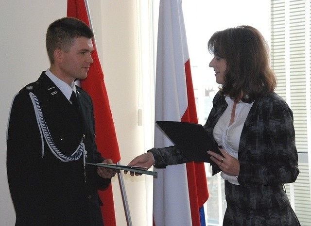 Marek Piątkowski trzymał dyplom i gratulacje od Janiny Orzełowskiej, członkini Zarządu Województwa Mazowieckiego.