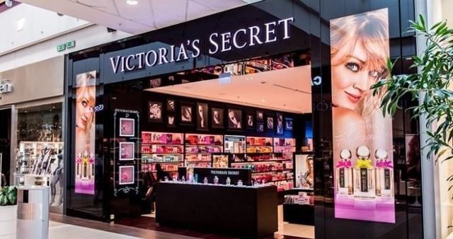 Victoria's SecretVictoria's Secret to chyba jeden z najbardziej znanych producentów bielizny na świecie. Marka zdobyła ogromną popularność dzięki pojawiającym się na wybiegach supermodelkom. Wśród Aniołków Victoria's Secret jest m.in. Adriana Lima, Alessandra Ambrosio czy Candice Swanepoel.