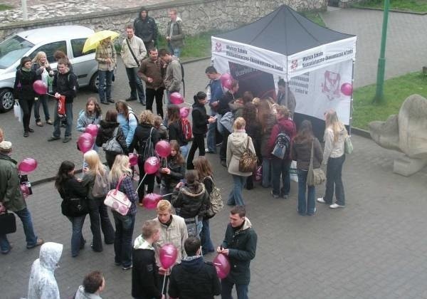 Zdjęcie w wielkim formacie - do którego ustawiali się maturzyści zostanie opublikowane w piątkowym "Echu Ponidzia&#8221;.