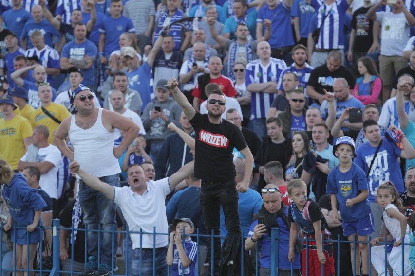 Ruch Chorzów - GKS Katowice 1:0. Tak cieszyli się kibice i piłkarze Niebieskich ZDJĘCIA