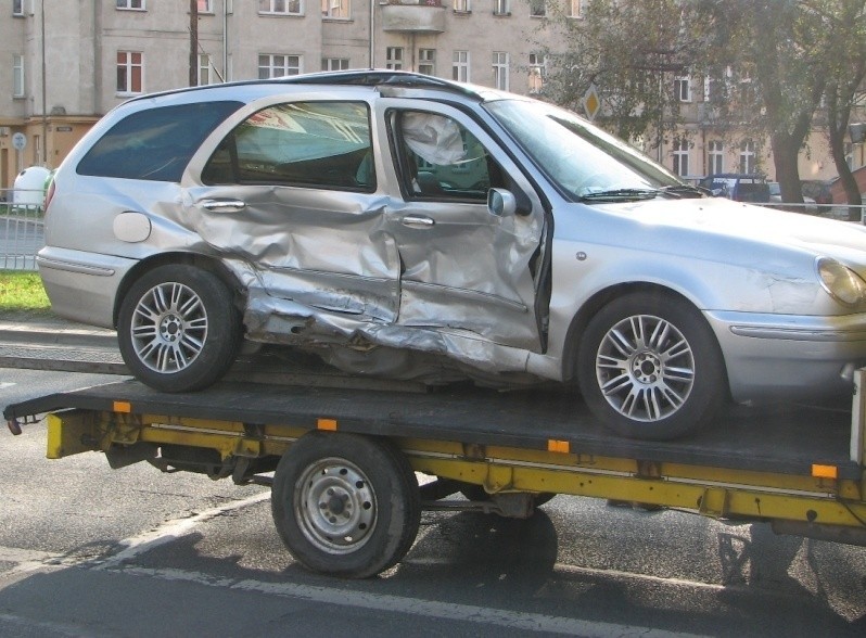 Wrocław: Wypadek na Długiej. Trzy osoby zostały ranne (ZDJĘCIA)