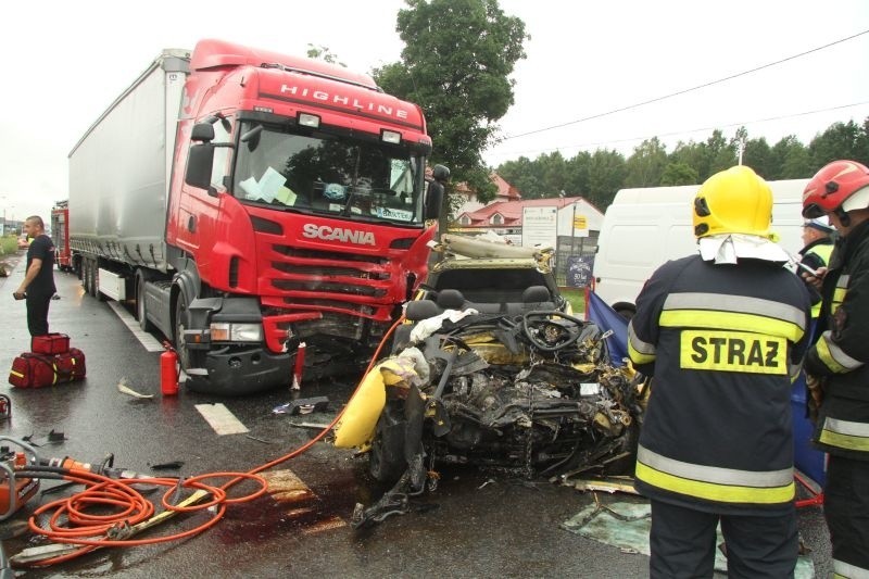 Wypadek pod Kielcami. Osobówka roztrzaskana. Zginął człowiek (zdjęcia) 