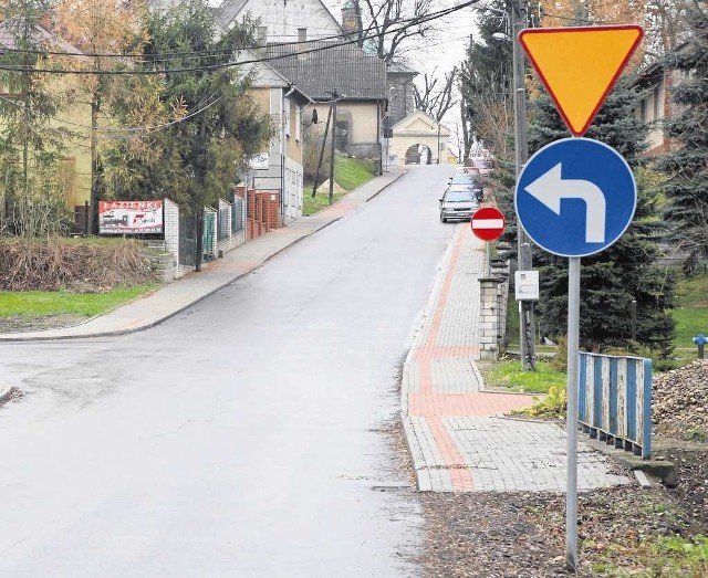 Ul. Morawca w Książu W. to fragment drogi powiatowej do Kozłowa