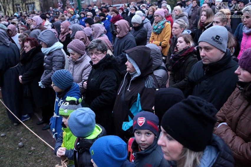 Wzruszająca inscenizacja drogi krzyżowej na Skolwinie