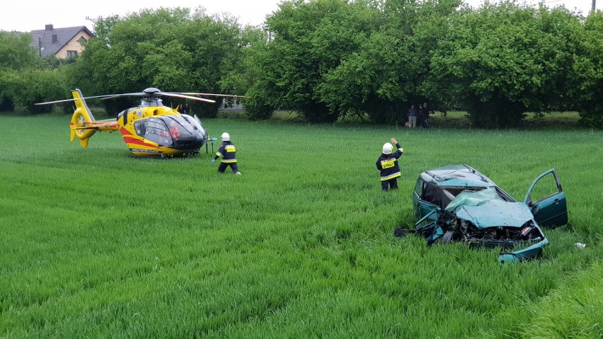 Wypadek w Rożniątowie. Biegli obliczyli, że ford, w którym zginął 19-latek jechał z prędkością około 100 km/h