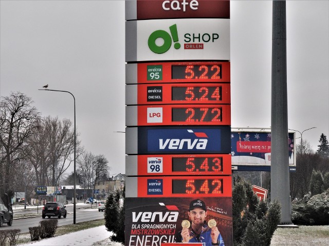 Sprawdziliśmy ceny na stacjach naszego regionu. Rzeczywiście  litr  benzyny bezołowiowej kosztował 1 lutego około 5.20 złotego, a oleju o kilka groszy więcej.