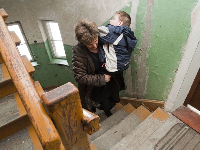 - Cieszymy się, że żyjemy, ale trudno jest zaczynać wszystko od nowa &#8211; mówi ze łzami w oczach Aleksandra Andrzejewska z Koszalina, babcia 9-letniego Kacpra, który jeździ na wózku. Ledwo uratowali się z pożaru. Jeżeli ktoś zechce, to może wesprzeć tę rodzinę. 