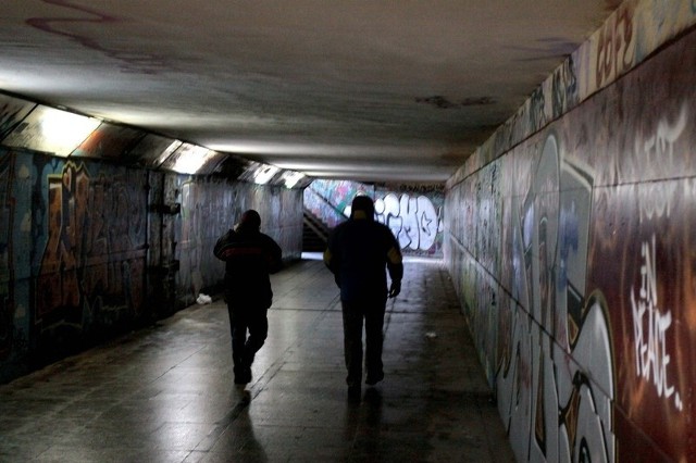 Obskurny, brudny i ciągle dewastowany &#8211; tak wygląda tunel pod torami kolejowymi na ulicy Slowackiego.