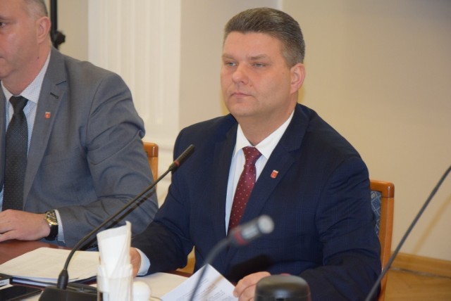 Były przewodniczący Rady Miejskiej w Wieluniu chce odwołania Pawła Okrasy z funkcji Burmistrza Wielunia. Radny Tomasz Akulicz poinformował o tym na sesji w czwartek 27 stycznia.
