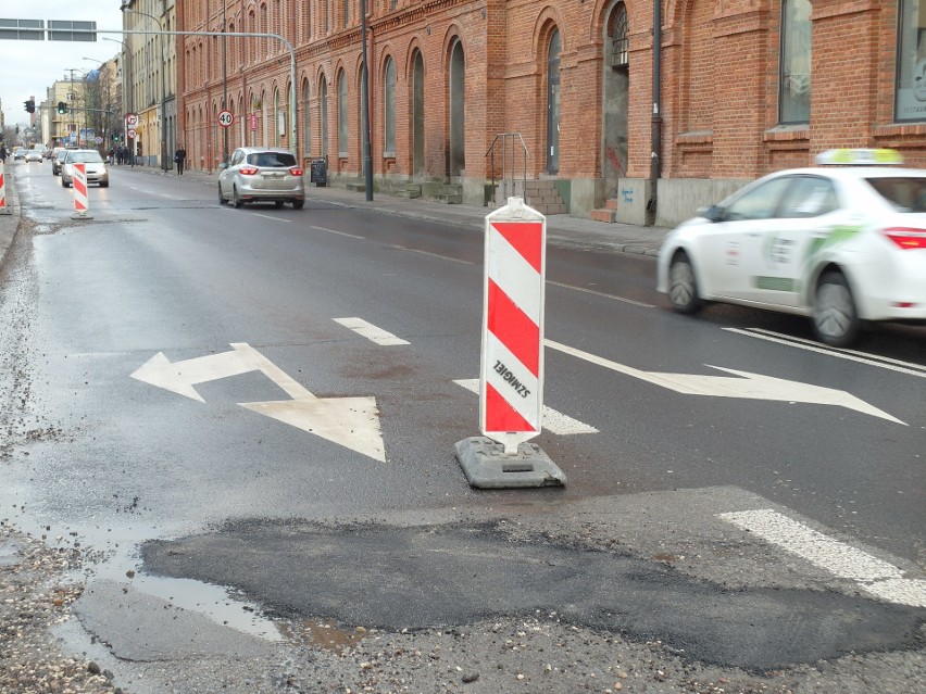 W Łodzi dziury w ulicach mają być łatane. Gdzie wystąpić gdy uszkodzimy samochód?
