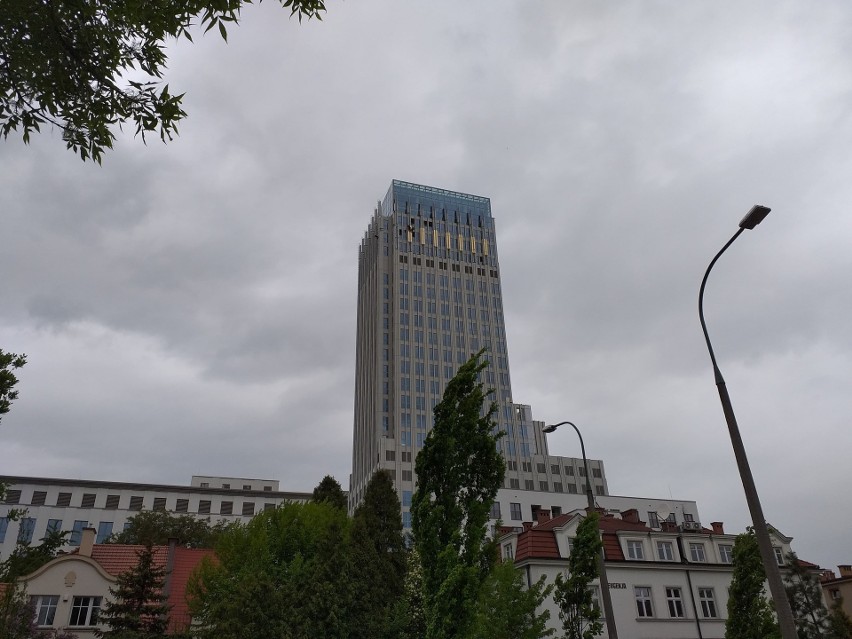 Pozłacany budynek Unity Tower