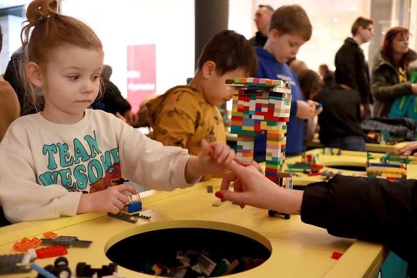 W sobotę przez osiem godzin bawiło się tysiąc dzieciaków w strefie Lego w Manufakturze 
