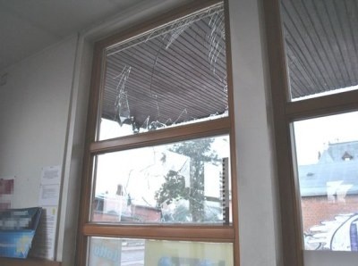Chuligani wybili szyby w budynku PKS oraz uszkodzili tablicę informacyjną.
