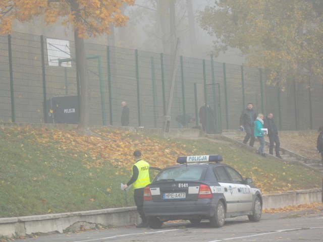 W sobotę 24 października rano ciało młodego mężczyzny znaleziono w okolicy Szkoły Podstawowej nr 6 w Gorzowie.Ciało 25-letniego mężczyzny znaleziono na boisku szkolnym. Natknął się na nie o godz 7.30 w sobotę 24 października przechodzień, który powiadomił policję. Ubranie mężczyzny było spalone. Policja ogrodziła teren. 