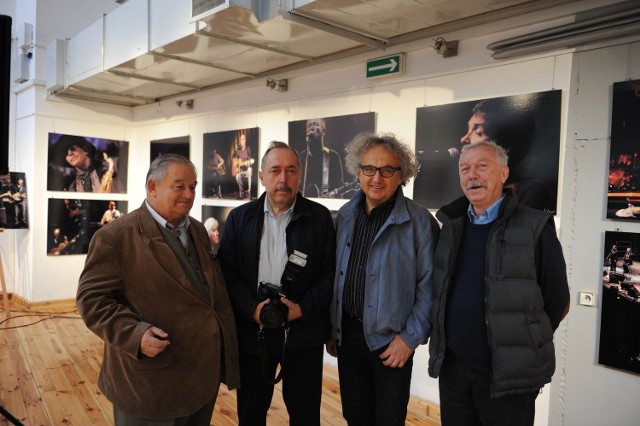 Czesław Czapliński fotografował dla Targów Kielce  Od lewej: Paweł Pierściński, Czesław Czapliński,Andrzej Mochoń, Leszek Mądzik w Galeri Winda w Kielcach.