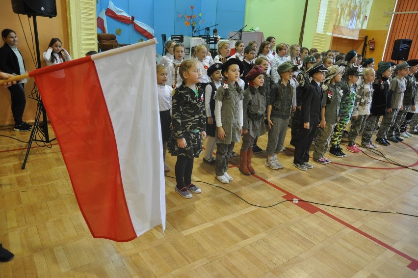 Uczniowie ze szczecineckiej "jedynki" patriotycznie [zdjęcia]