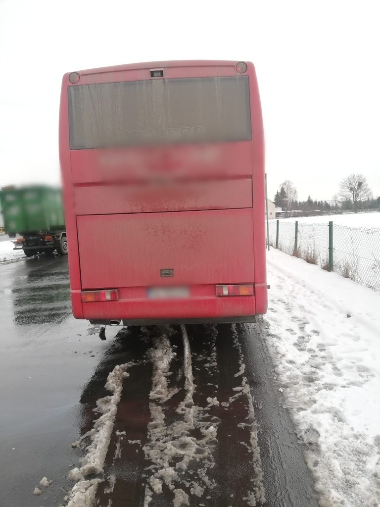 Ukraiński autobus miał m.in. pękniętą szybę czołową i...