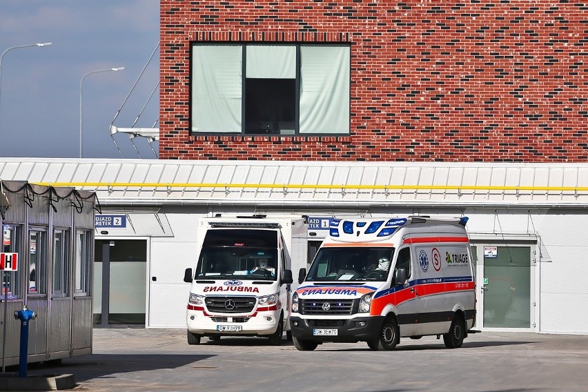 Pierwsi pacjenci trafili do szpitala tymczasowego przy Rakietowej. Kolejna fala zachorowań na koronawirusa nabiera tempa