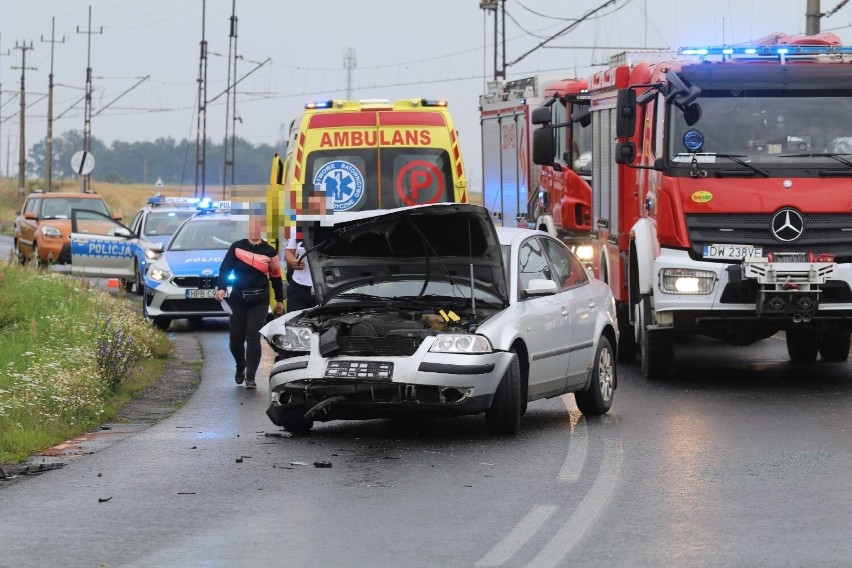 Wypadek czterech aut na DW364. Urwane koła, zniszczony...