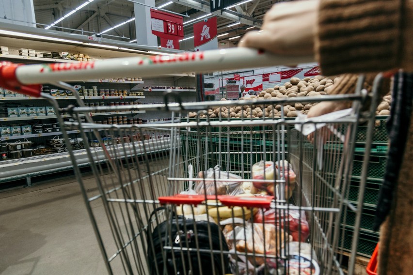 Robienie zakupów bez plastiku i foliowych torebek typu...