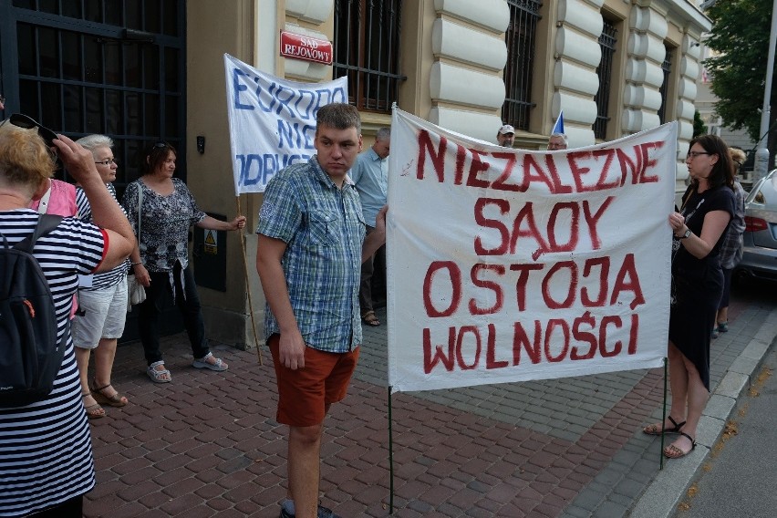 W poniedziałek o godz. 19 pod polskim sądami ponownie...