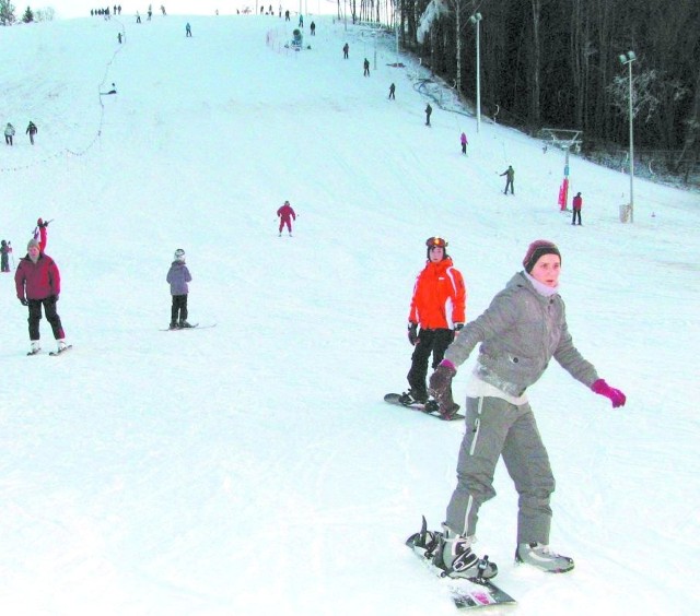 Od niedzieli narciarze praktycznie nie schodzą z jedynego dostępnego stoku znajdującego się na Górze Jesionowej