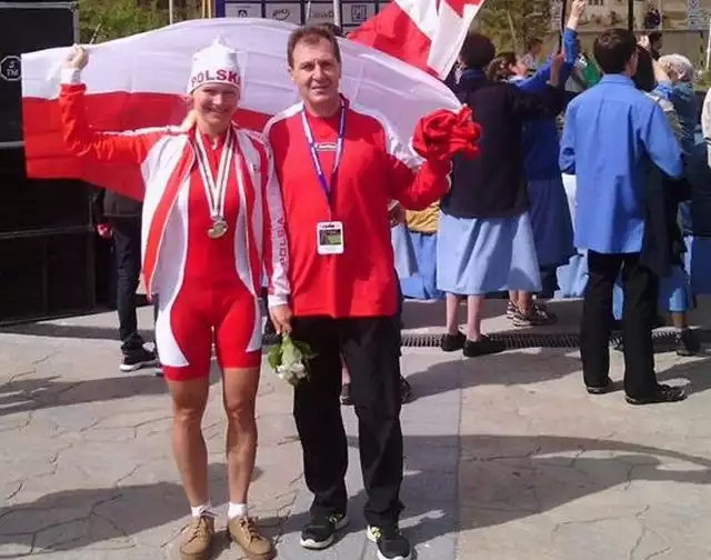 Ania ze swoim trenerem Marianem Kowalskim po zejściu z podium.