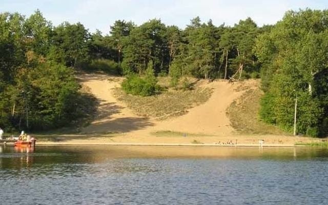 Kameralna plaża znajduje się za rezerwatem o intrygującej...