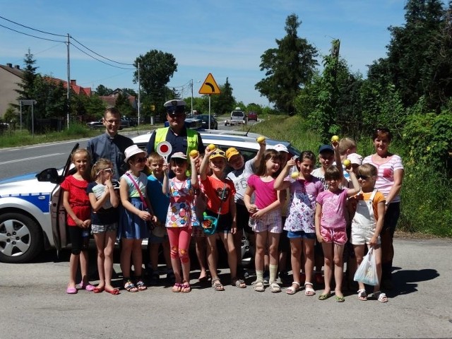 Dzieci ze szkoły podstawowej w Wieniawie uczestniczyły w policyjnej akcji "Jabłko &#8211; cytryna&#8221;. 