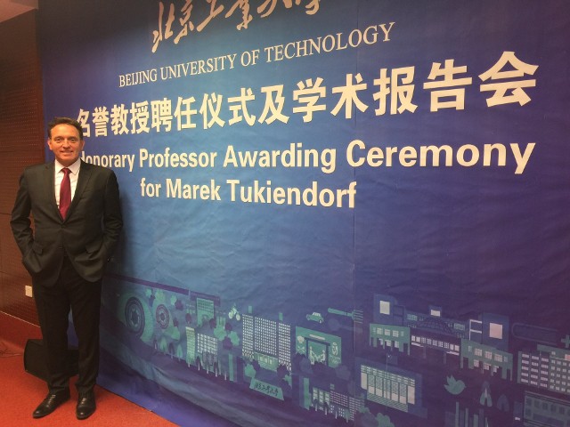 Prof. Marek Tukiendorf odebrał wyróżnienie podczas uroczystości w Pekinie. - Cieszę się, że mogę być członkiem tak wspaniałej rodziny. Ten honor traktuję jako zobowiązanie do jeszcze intensywniejszej pracy - mówił rektor Politechniki Opolskiej.