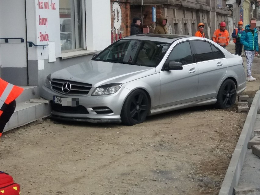 Wypadek na Grabiszyńskiej. Mercedes wjechał na chodnik i potrącił dwie kobiety [ZDJĘCIA]