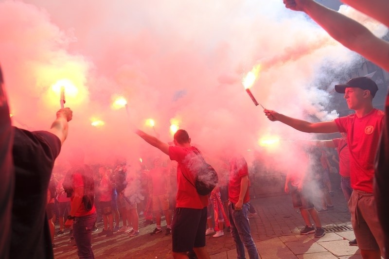 Kibice Widzewa Łódź na Rynku Staromiejskim przed meczem z Elaną Toruń [ZDJĘCIA]