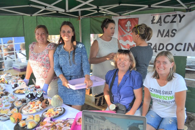 Uroczystość rozpoczęła się od mszy świętej odprawionej w pobliskim kościele, potem wszyscy przeszli na plac  za remizą i domem kultury. Starościna i starosta dożynek (Hanna i Jacek Kanadysowie) przekazali wójtowi Wojciechowi Oskwarkowi i przewodniczącemu rady Waldemarowi Owczarzakowi bochen chleba, którym włodarze gminy dzielili się z mieszkańcami. Pogoda dopisała, jadła nie zabrakło, nie zapomniano też o najmłodszych -  uciech dla nich było sporo. Wiele też działo się na scenie. Występowały m.in.  miejscowe zespoły - „Brzozowiacy” i chór „Lirenka”. Gwiazdą wieczoru był  znany zespół „Żuki”. Zobacz nasz nowy program: "Dojrzalsi" (odcinek 2)