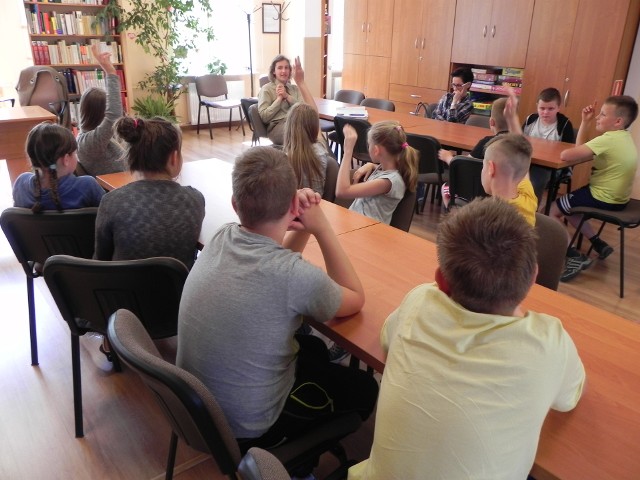 W miasteckiej bibliotece odbyły się spotkania, w czasie których Katarzyna Kuras z Nadleśnictwa w Miastku opowiadała o ekologii uczniom klas czwartych ze Szkoły Podstawowej nr 1 w Miastku.