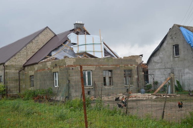 Wiele domów w powiecie tucholskim jest bez dachów, a drogi są tak uszkodzone, że wstrzymano ruch