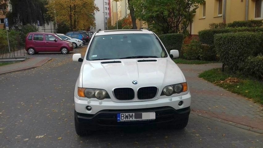 Terenowe BMW o bardzo podobnej rejestracji zaparkowało w...