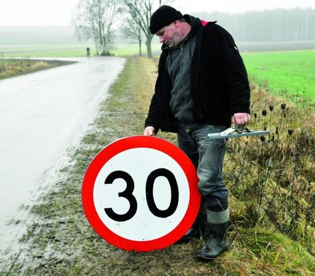 Andrzej Borowski z Hryniewicz twierdzi, że na trasie zniszczono 6 znaków drogowych