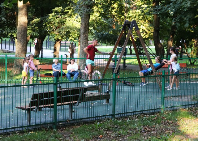 Ciepłe dni sprzyjają spacerom i zabawom na świeżym powietrzu. Miejscem chętnie odwiedzanym przez radomian jest Park Leśniczówka. Każdy tam może znaleźć coś dla siebie. Dorośli lubią pospacerować alejkami, przysiąść na ławeczkach, poćwiczyć na siłowni, dzieci - pobawić się  na placach zabaw a miłośnicy sportów ekstremalnych mogą skorzystać z skateparku.