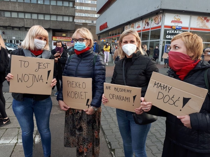 Strajk kobiet w Łodzi. Dziś kobiety protestowały na głównych ulicach Łodzi m.in. na al. Piłsudskiego ZDJĘCIA